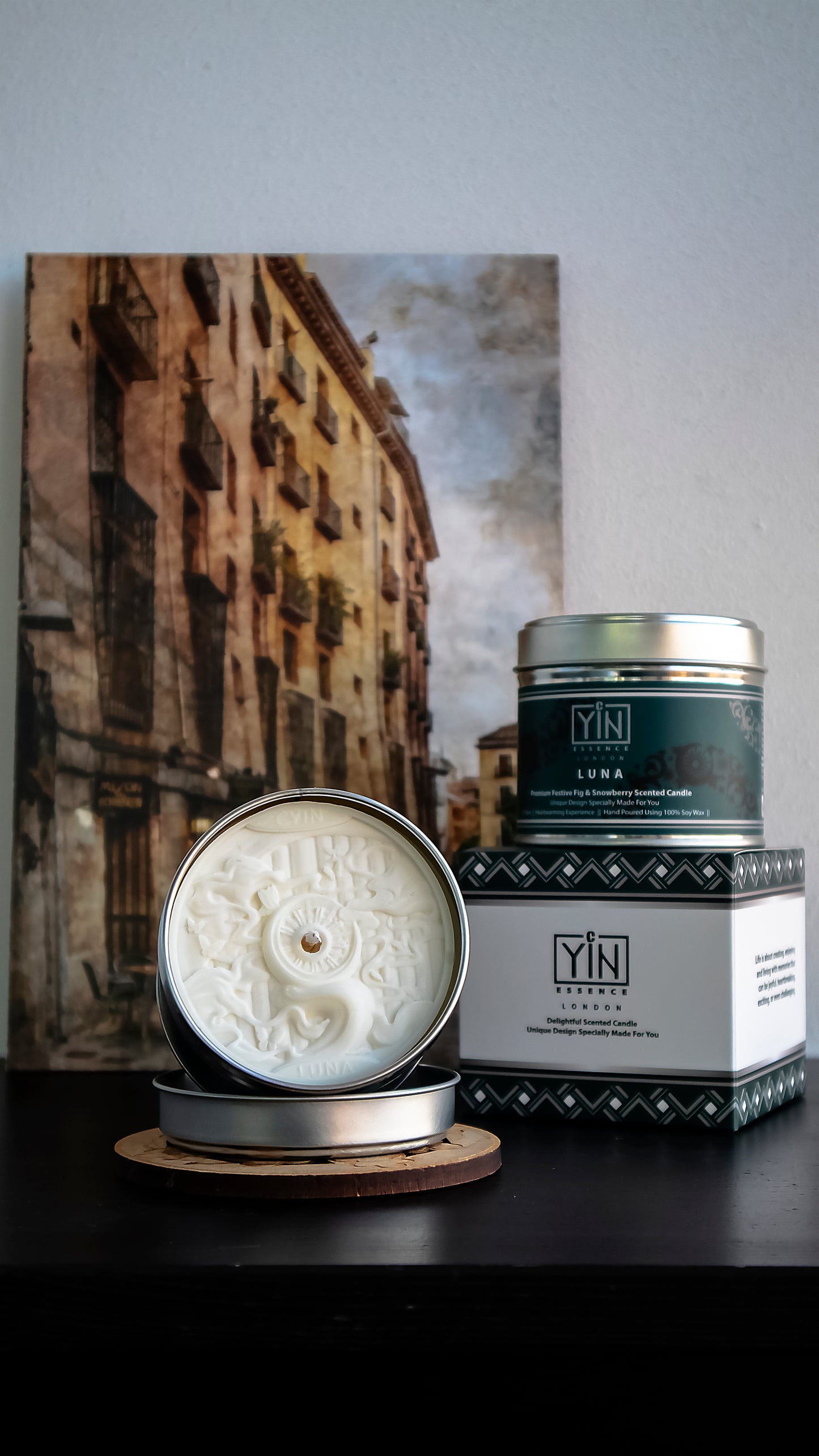 LUNA – Premium Festive Fig and Snowberry Scented Candle