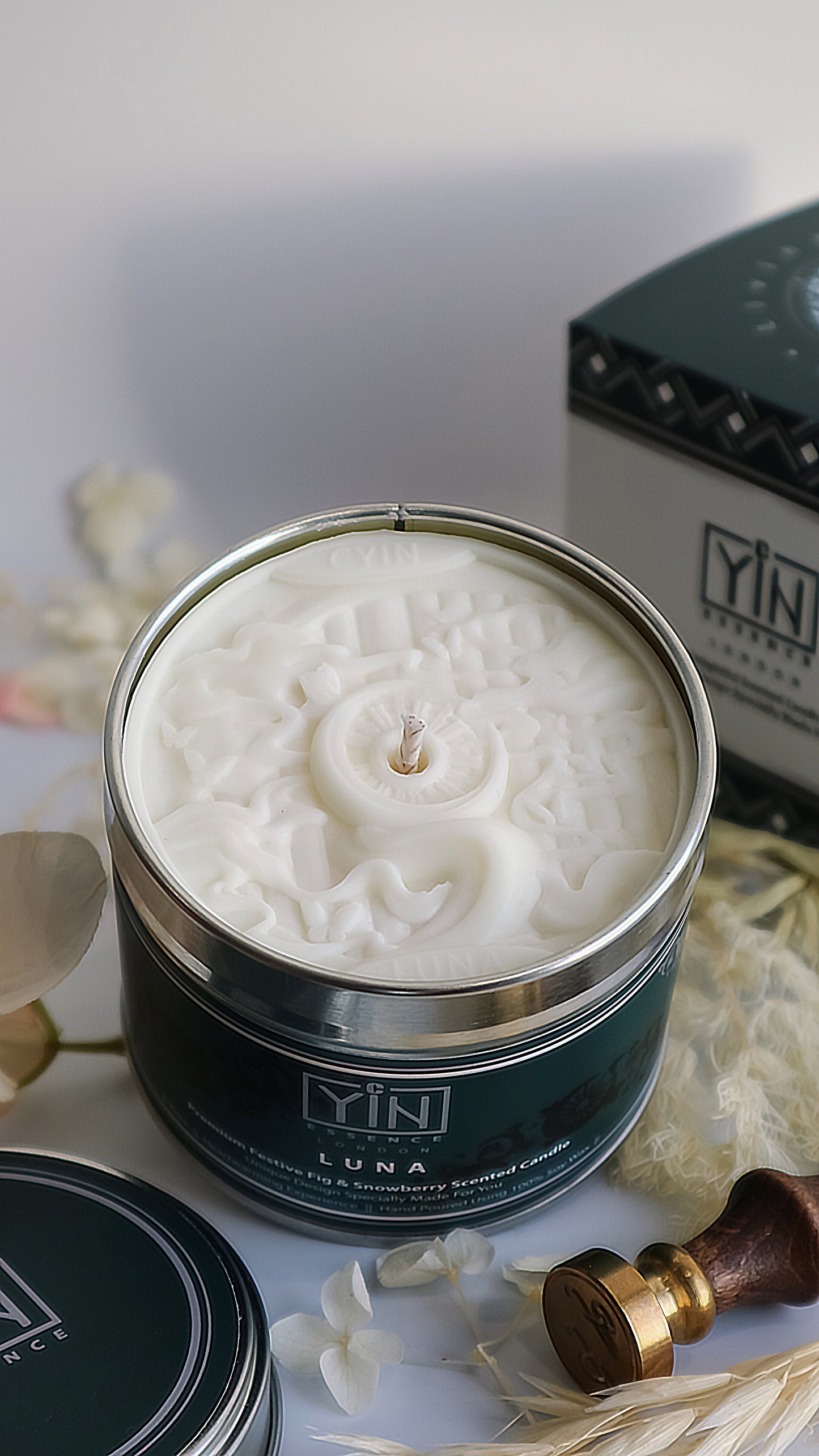 LUNA – Premium Festive Fig and Snowberry Scented Candle