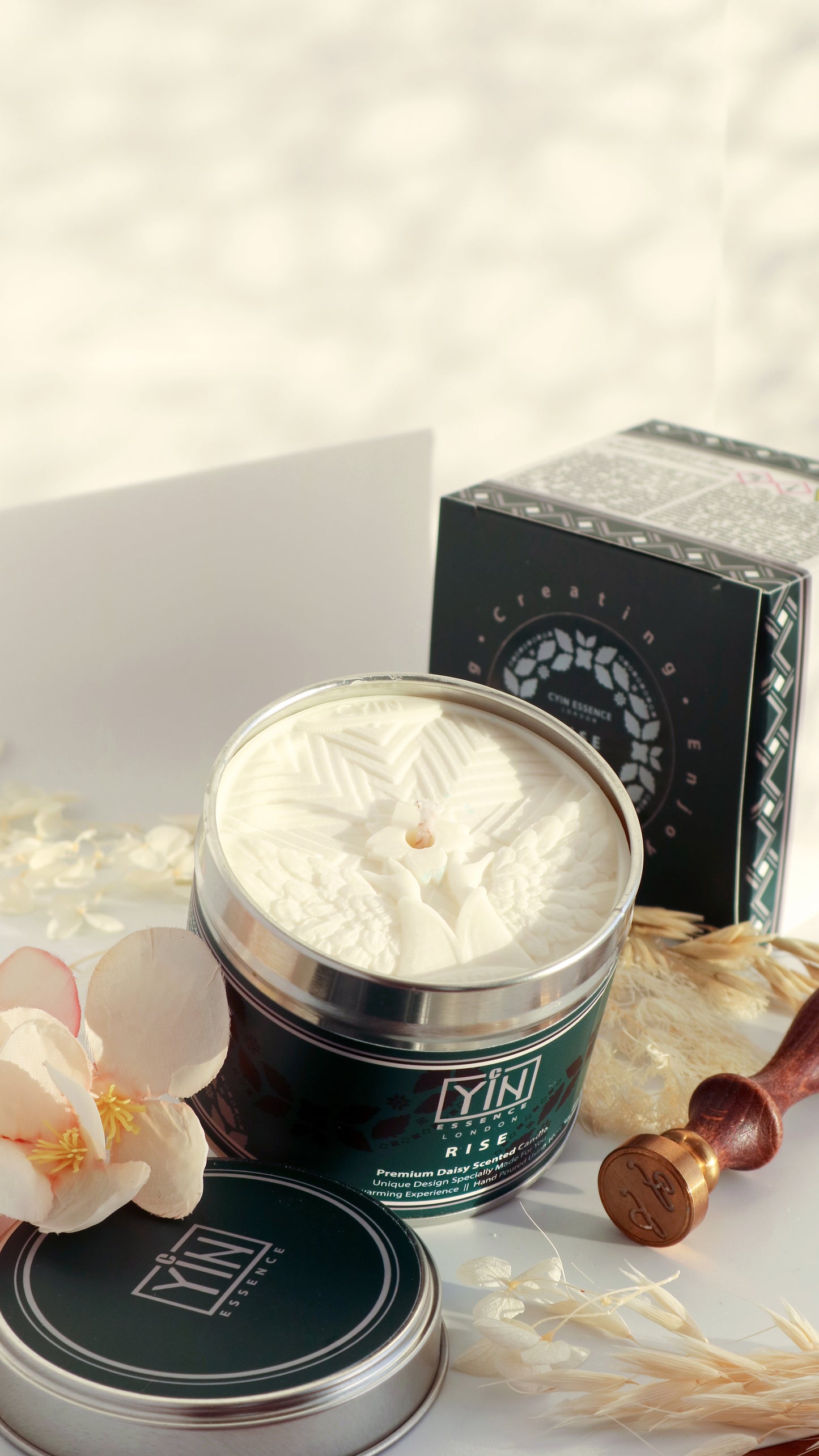 Premium daisy scented soy wax candles with a 3D design.